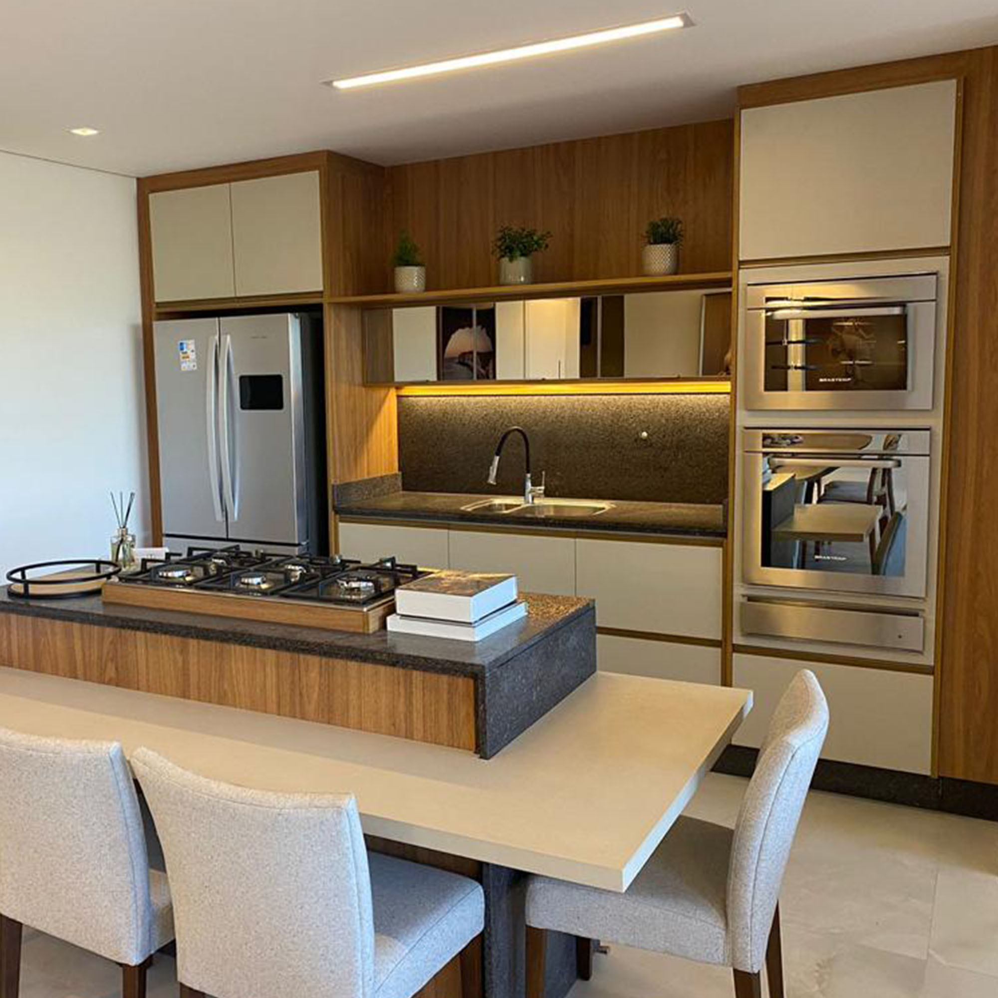Sala de jantar e cozinha do apartamento decorado do Grand Garden Residence Rio Claro