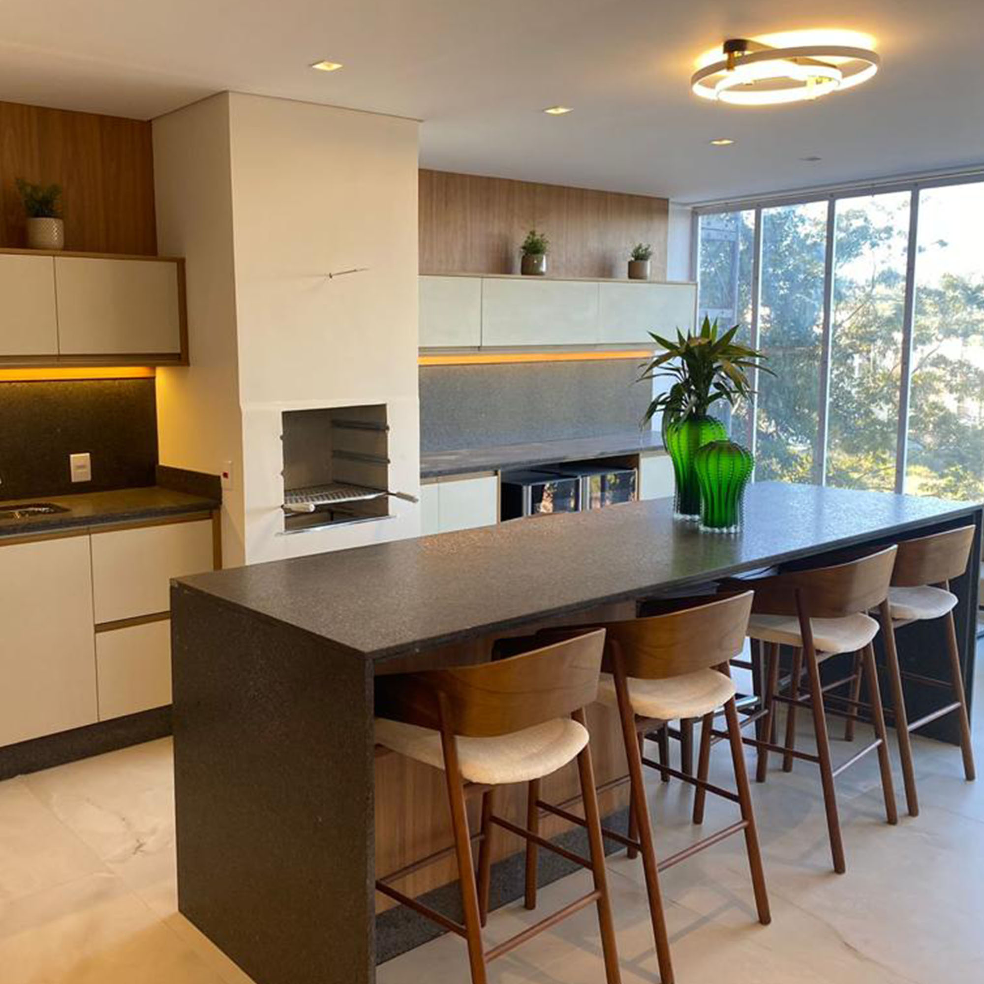 Espaço gourmet com churrasqueira do apartamento decorado do Grand Garden Residence Rio Claro